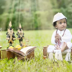 This little one is dressed as a Varkari for a themed photoshoot. I absolutely adore bringing unique cultural and creative concepts to life, especially for milestone portraits.
