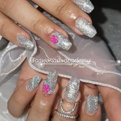 A beautiful bridal set featuring full-coverage silver glitter. The added 3D flowers give it a touch of softness, but the sparkle is the main event.