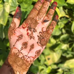 The beautiful, rich stain of a minimalist design. Even simple patterns can produce a stunning result with high-quality organic henna.