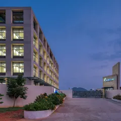 The Laurus Labs regional office in Vizag, set against a backdrop of hills, was designed for natural cross-ventilation, allowing it to function without air conditioning.