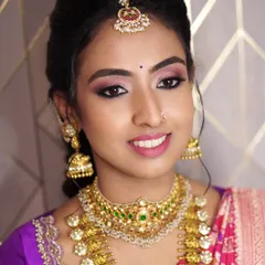 Elegance personified. I brought out Brundha's timeless beauty with classic makeup, including defined eyes and a radiant complexion, to perfectly match her regal Kanjivaram saree and temple jewelry.