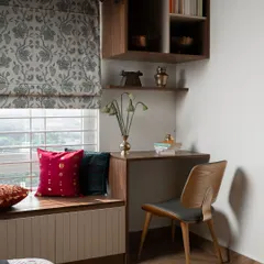 This little corner makes space for stillness and stories. I designed this study nook next to a window seat, creating a perfect spot for everything from morning light to evening musings. The custom millwork and patterned roman blinds add a touch of traditional charm.