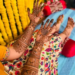 A beautiful shot of the bride Sahana's mehendi, with her feet also adorned with matching patterns.
