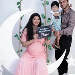 Your family is growing, and we love including older siblings in the celebration. This beautiful family portrait on our popular moon swing prop uses a fun chalkboard sign to announce their new addition.