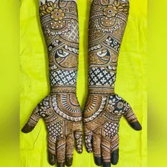 For this bridal design, I combined bold floral motifs on the forearm with delicate, checkered patterns on the wrist and palm. The contrast between the bold and fine lines creates a captivating effect.