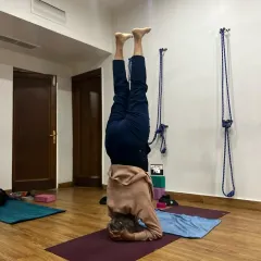 A moment of midweek calm in a supported headstand. Inversions are wonderful for bringing fresh energy to the brain and giving us a moment to relax and be grateful.