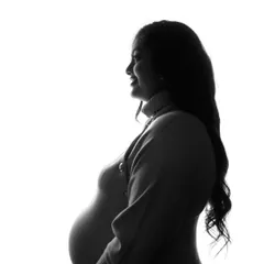 Another beautiful silhouette, capturing the mom-to-be's happy and hopeful expression as she looks towards the future. The simplicity of the shot makes it so impactful.