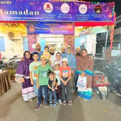 A large family from the Bohra community, spanning three generations, came to enjoy a meal with us.