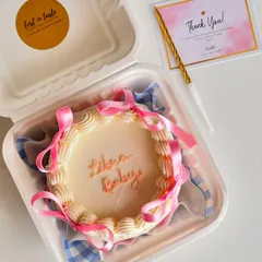 A cute "Libra Baby" bento cake. This mini cake features vintage-style piping and pink ribbons, all neatly packed in a personal-sized box.