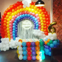 Yeh ek poora rainbow balloon backdrop hai. Isko maine alag alag rang ke balloons se banaya hai, jo ek 6th birthday party ke liye tha.