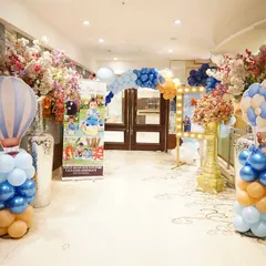 The entrance to Vardaan's party, featuring hot air balloon-shaped balloon columns and elegant floral arrangements.