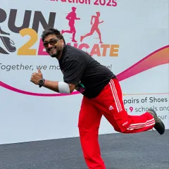 Striking a pose before the big warm-up at the Blossom Marathon 2025. A good warm-up is crucial for performance and injury prevention, and I make sure it's also the most fun part of the race morning.