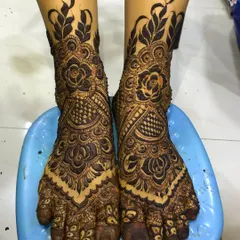 Another angle of this beautiful bridal foot mehendi, showing how the design covers the entire foot.