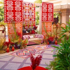 We elevated this Bhaat ceremony with a vibrant mix of patterns, textures, and colors. Inspired by African tribal art, the setup used bold red and orange textiles, rustic pottery, and dried grasses for a culturally rich and visually stunning look.