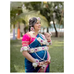A beautiful solo portrait of the mother-to-be, Sneha, during her baby shower. She is wearing traditional phoolancha dagina, or floral jewelry, which is a significant part of the Maharashtrian Dohale Jevan ceremony.