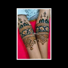 A close-up of the arm portion of a South Indian bridal design. Notice the bold, dark application of henna, which creates a beautiful contrast and ensures a deep, rich stain.