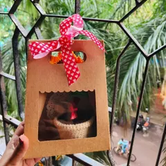 Here is the potted sunflower, all packed up and ready to be gifted. The window bag shows off the cute flower inside, and the heart-patterned ribbon adds a lovely touch.