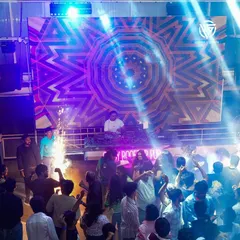 Here you can see how abstract visuals and geometric patterns are mixed live to match the energy of an EDM or techno track. This adds a professional and futuristic feel to the party.