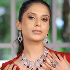 A stunning close-up of this monotone cocktail look. The soft bronzy shimmer on the lids and glossy nude lips create a sophisticated and glamorous effect, perfect for a sangeet or reception.