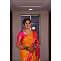 A happy bride ready for her muhurtham. Her look is centered around fresh, natural-looking skin, a simple bindi, and traditional gold jewellery, creating a timeless and elegant appearance.