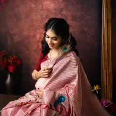 The delicate touch of a peacock feather adds a classic, artistic element to this fine art maternity photo. I focus on these small details to make each portrait unique.