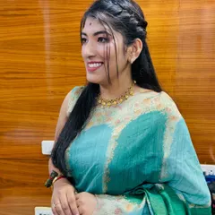 This is a great example of a soft glam makeup look for a party or festival. We did a simple side braid and kept the makeup fresh and luminous with a winged eyeliner and a natural lip colour.