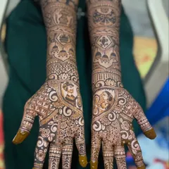 Here you can see the complete look of a portrait-style bridal mehendi. The figures of the bride and groom are the centerpiece of this intricate design.