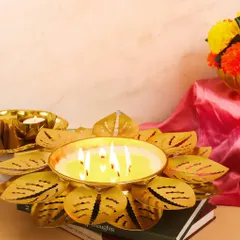 This stunning multi-wick urli is a true centerpiece. It offers over 30 hours of burn time, filling your home with beautiful fragrance and light, perfect for the festive season.
