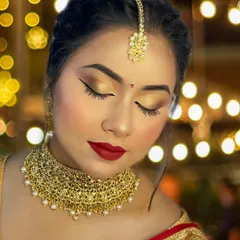 A classic Indian bridal look is all about elegance. Here, the eyes are adorned with shimmering gold eyeshadow and a sharp eyeliner, with lashes that add just the right amount of flutter and definition.