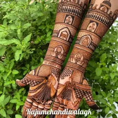 A beautiful design with dancing bride figures on the palms and royal architecture on the arms.