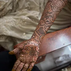 A closer look at the forearm detail. I use a mix of bold outlines and delicate fillers, including checkered patterns and floral motifs, to create depth and complexity in the design.