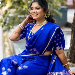 A joyful, candid moment from Shruti's engagement. Her smile truly shines with the natural, glowing makeup I created to complement her striking blue Nauvari saree.