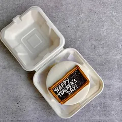 This Teacher's Day bento cake features a miniature, edible chalkboard with "Happy Teacher's Day" written on it. It's a creative and thoughtful gift for a special educator.