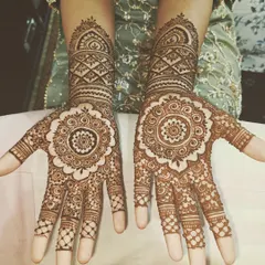 A beautiful example of a mandala-focused design with Arabic influences. The clean lines and use of negative space on the fingers and wrist make the central pattern on the back of the hand the main focus.