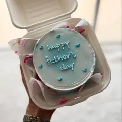 A simple and classic Father's Day bento cake. The light blue color and clean lettering make it a perfect small gift.