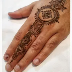 Proving that mehndi knows no gender, this is a stylish and modern design for a man's finger. The pattern is geometric and bold, like a piece of permanent jewelry.