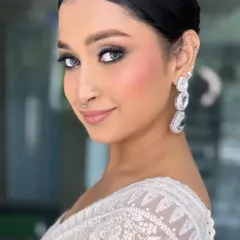 This client wanted a modern and chic look. I created a soft smokey eye with a sharp wing and paired it with glowing skin and a nude lip for a sophisticated finish.