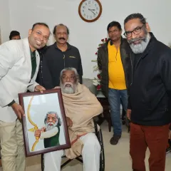 A cherished photo with Dishom Guru Shri Shibu Soren after gifting him his portrait on his last birthday.