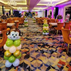 To carry the jungle theme throughout the venue, we placed these monkey and giraffe balloon pillars next to the guest tables in the banquet hall.
