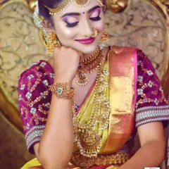 A complete South Indian bridal look created during a live demo for my students. This showcases a bold eye with purple and gold tones, glowing skin, and layers of traditional gold temple jewellery.