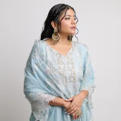 A beautiful portrait of Sakshi Gopal for the release of 'Heeramandi'. This look is all about soft glamour, with glowing skin, a gentle winged liner, and braided hair tendrils for a touch of romance.