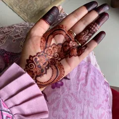 The mature stain of a delicate design on the back of the hand, showing how beautifully the patterns develop.