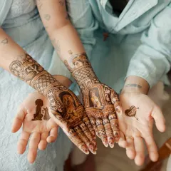 When love becomes the ink, even mehendi dares to dream. This beautiful bridal henna design incorporated portraits of the couple's beloved pets, a detail that was deeply personal and heartfelt.