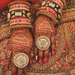 This is the result every bride dreams of: a deep, dark mehndi stain. The blessings "Sada Saubhagyavati Bhava" are beautifully integrated, wishing the bride a life of marital bliss.
