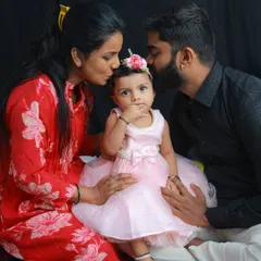 Kisses for the birthday girl! This is more than a cake smash photo; it's a portrait of family love, celebrating a special milestone with cuddles and affection.