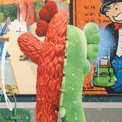 A close-up on a KAWS-inspired figure in 'The Museum Heist.' The use of augmented reality in this piece challenges perceptions of authenticity and the transformative power of art.