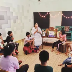 The whole group is captivated during our 'Nautical Narratives' session. We set up our workshops in a circle to create a cozy, inclusive atmosphere where every child feels involved in the storytelling experience.