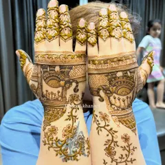 Channeling majestic vibes with this royal elephant mehendi. The design features a grand elephant on the palm, with delicate floral vines trailing up the arm. It’s a symbol of power and grace.
