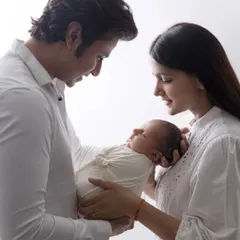 That "love at first sight" feeling when new parents hold their baby. Our newborn family portraits are soft, simple, and timeless, focusing entirely on this incredible new bond.