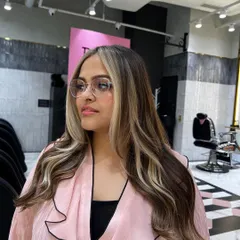 Face framing highlights are a great way to brighten your look and accentuate your features. Here, I've placed bold blonde pieces at the front to create a high contrast, modern style that really stands out.